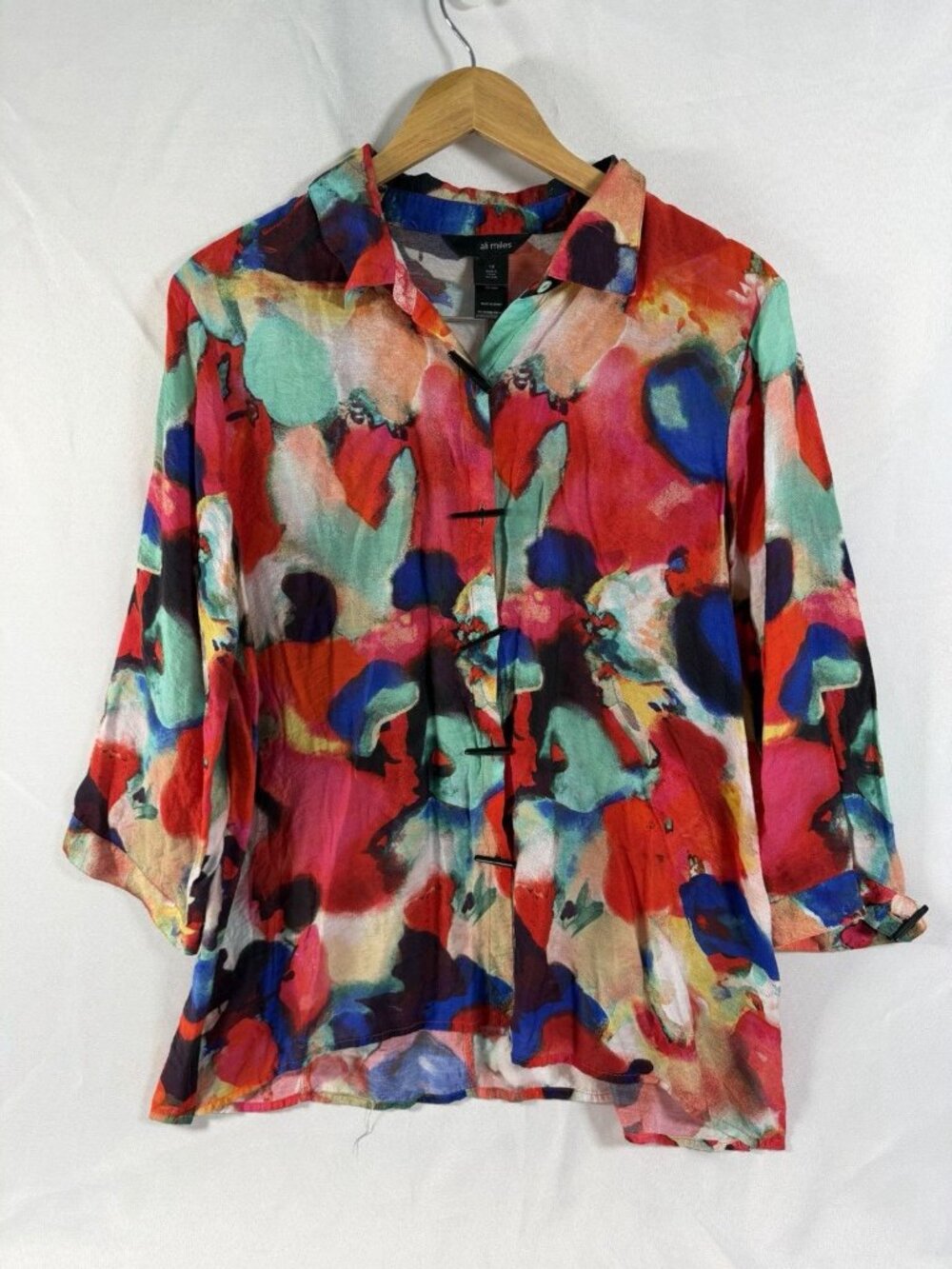 Ali Miles blouse featuring a multi-colored abstract watercolor print Size 1X